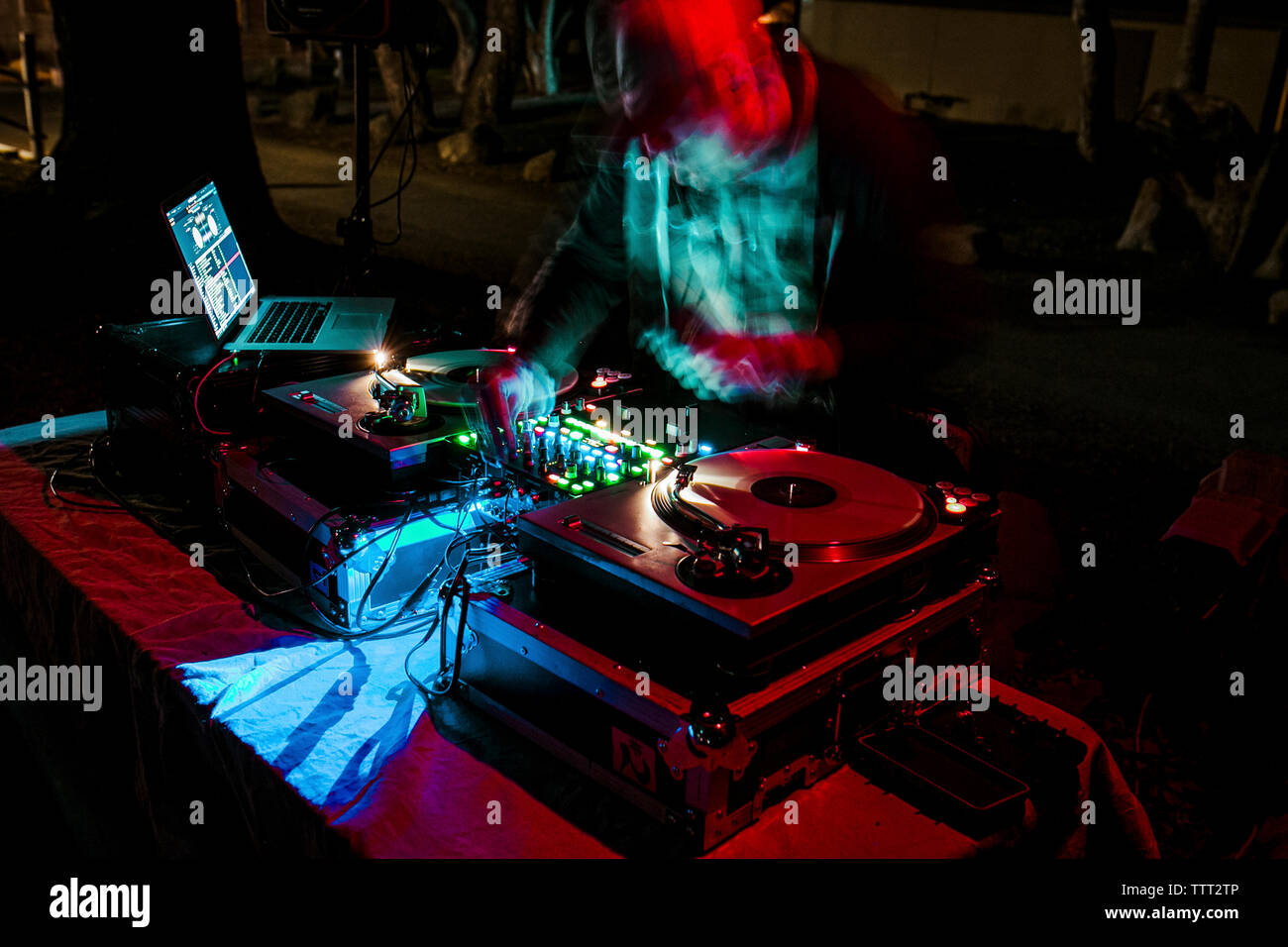Verschwommene Bewegung des Menschen Musizieren im Night Club Stockfoto