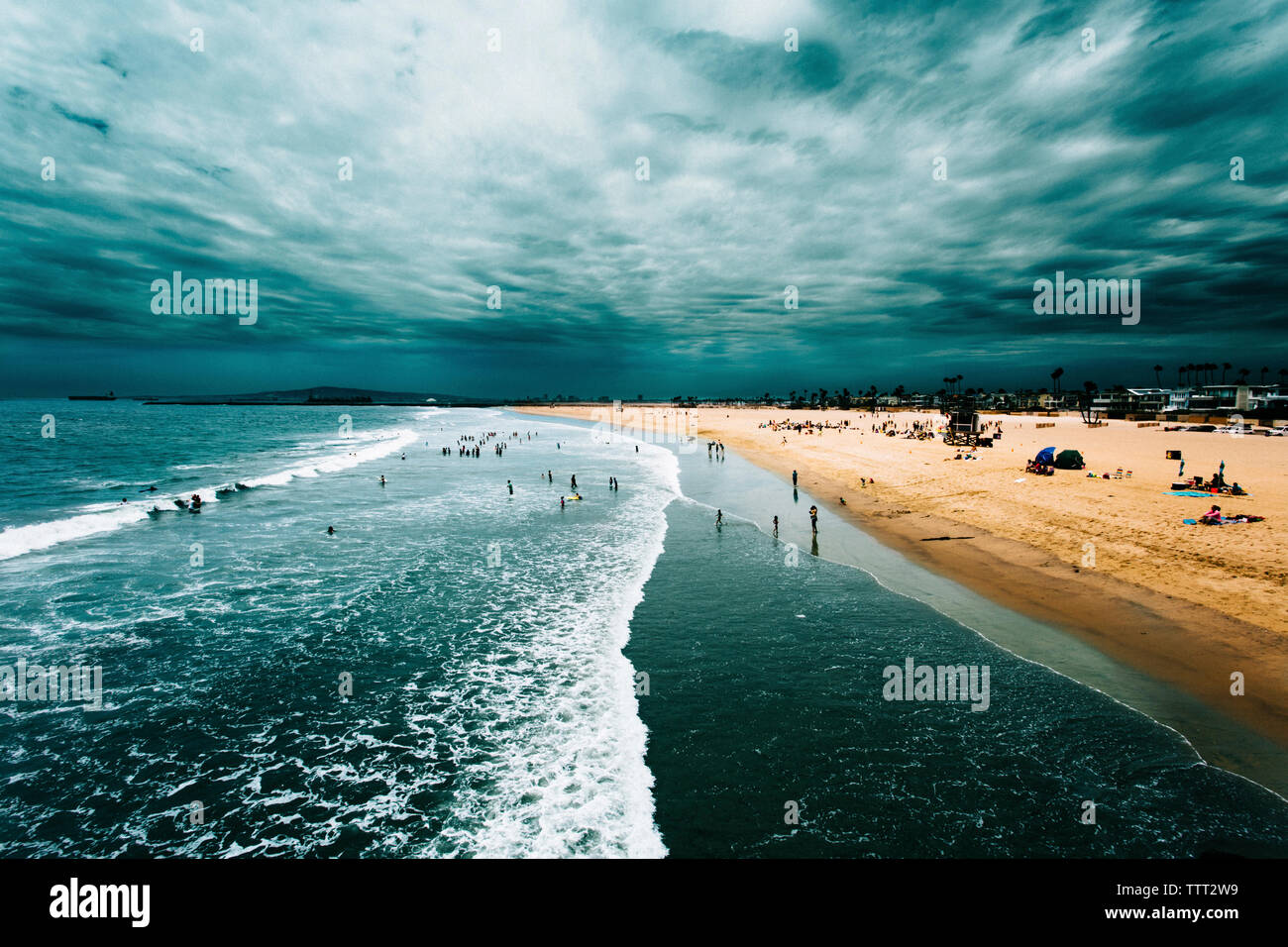Die Leute am Strand gegen bewölkter Himmel Stockfoto