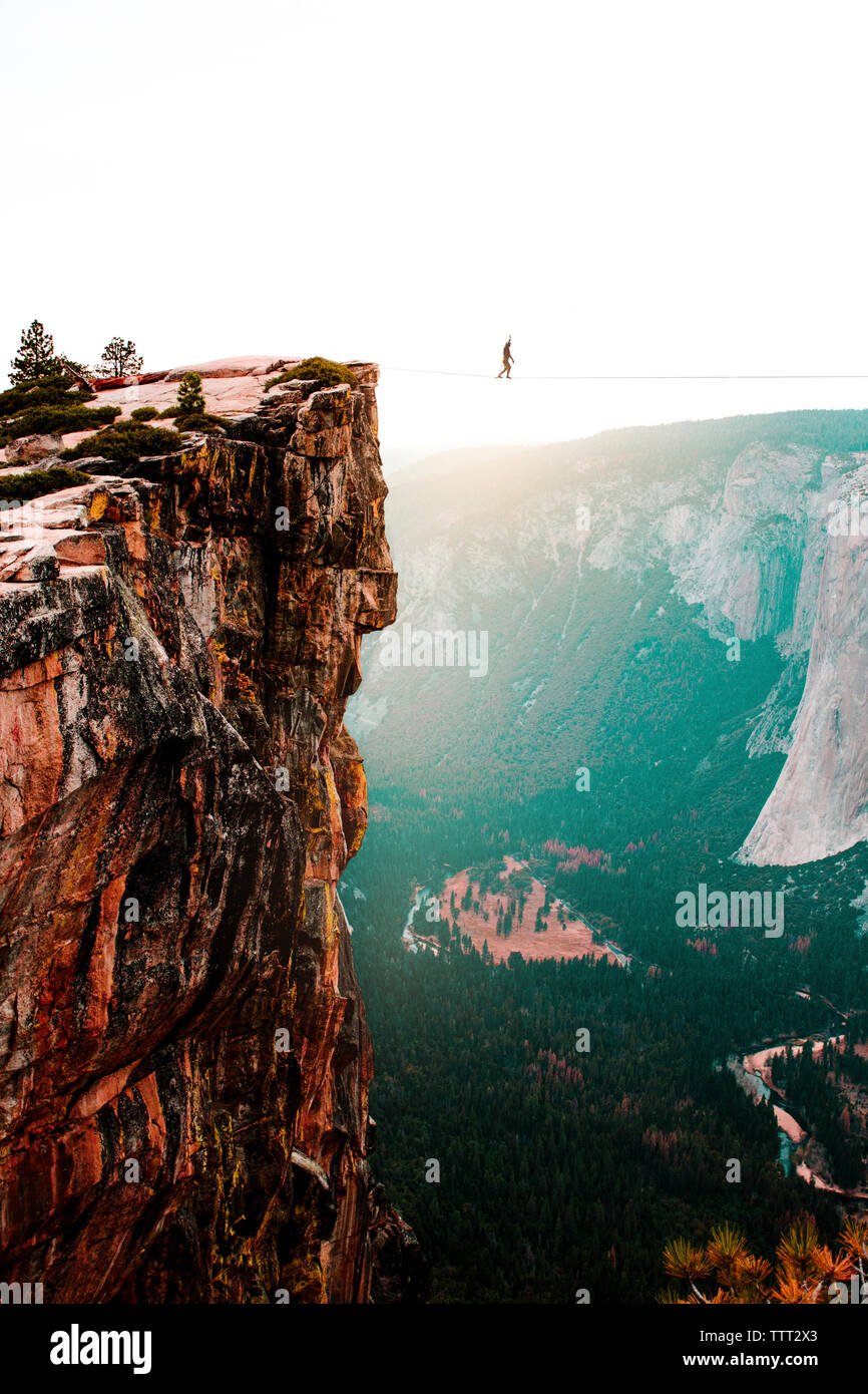 Sicht der Person, die das Seil an Cliff im Yosemite National Park gebunden Stockfoto