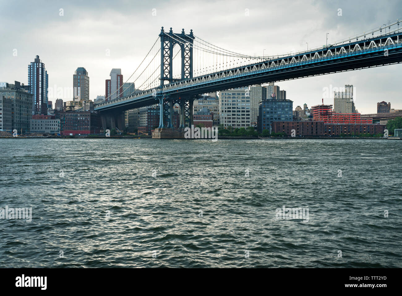 Manhattan Brücke über den East River gegen Sky Stockfoto