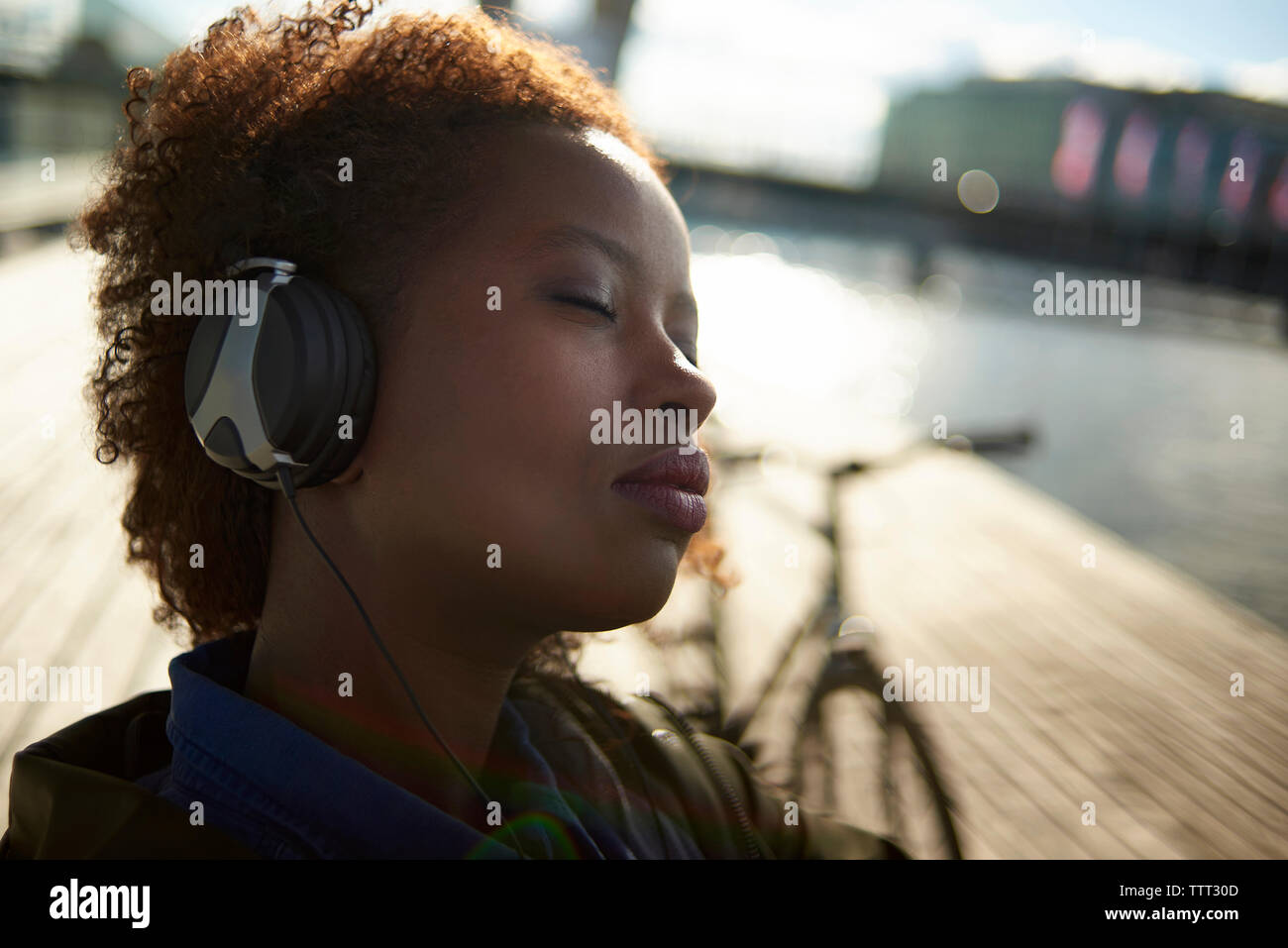 In der Nähe von Frau mit geschlossenen Augen entspannt Musik hören Stockfoto