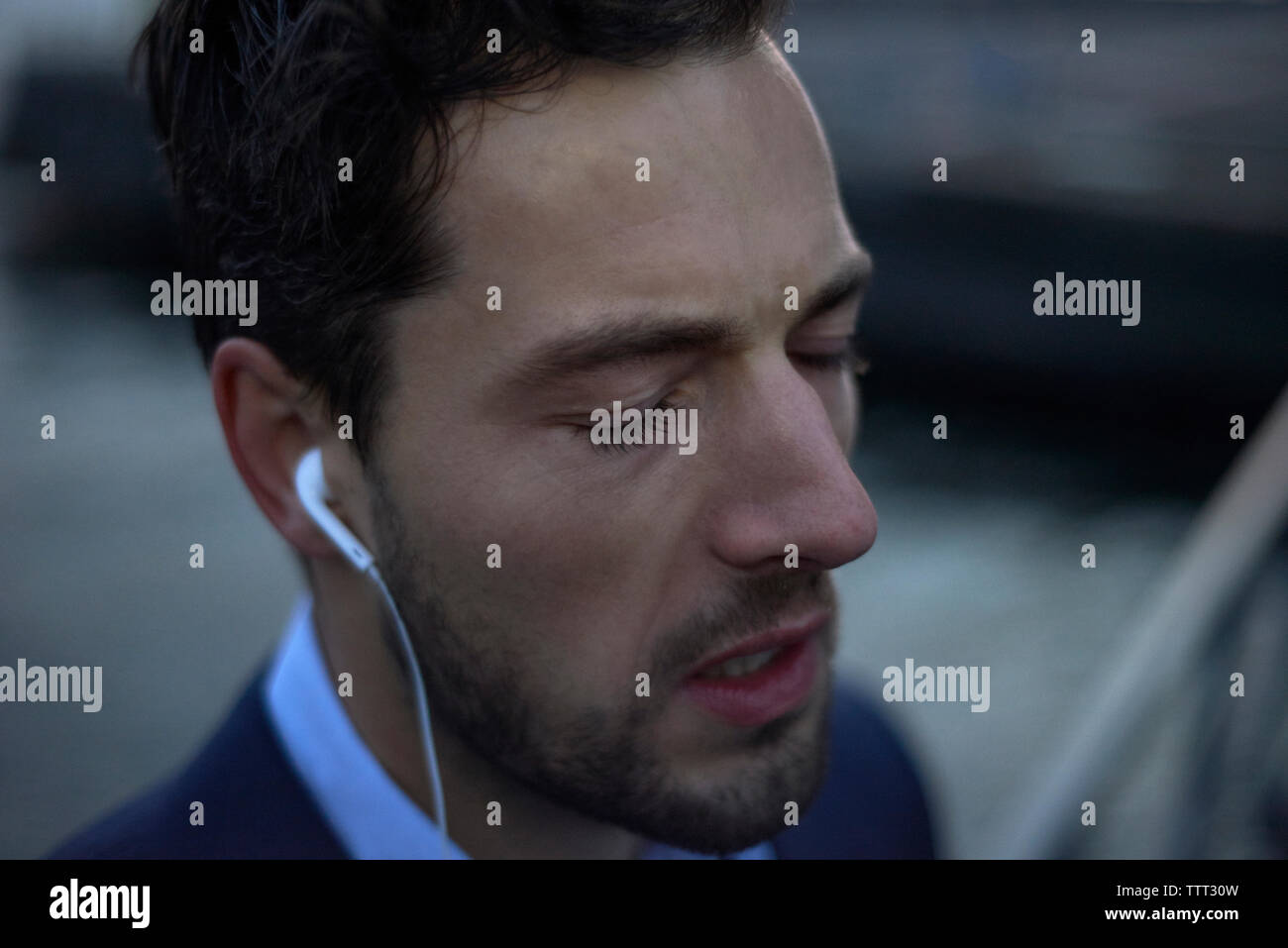 Nahaufnahme der Geschäftsmann mit geschlossenen Augen hören Musik Stockfoto