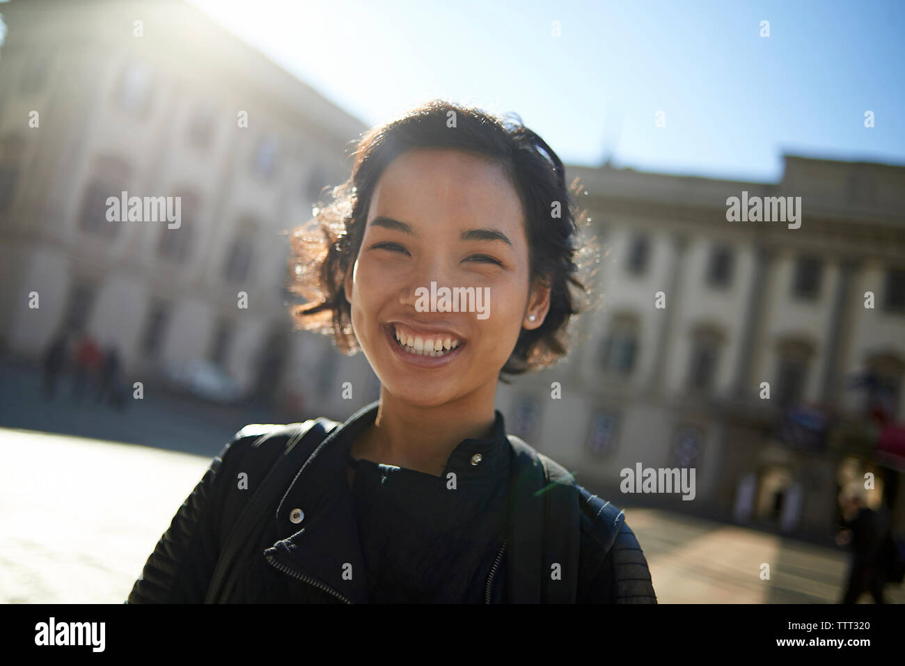Portrait von lächelnden Frau gegen Gebäude in der Stadt Stockfoto