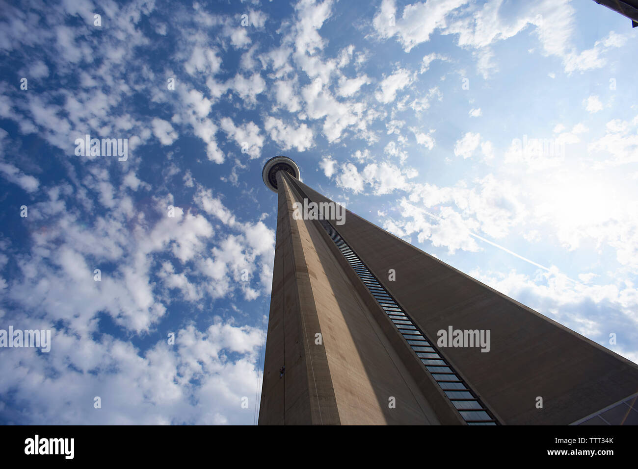 Low Angle View der CN Tower gegen bewölkter Himmel während der sonnigen Tag Stockfoto