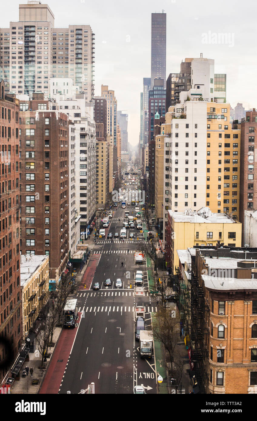 City Street inmitten von Gebäuden in der Innenstadt Stockfoto