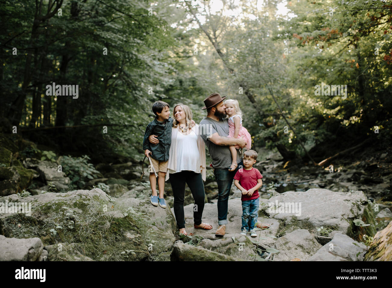 Glückliche Eltern mit Kindern in den Wald genießen. Stockfoto