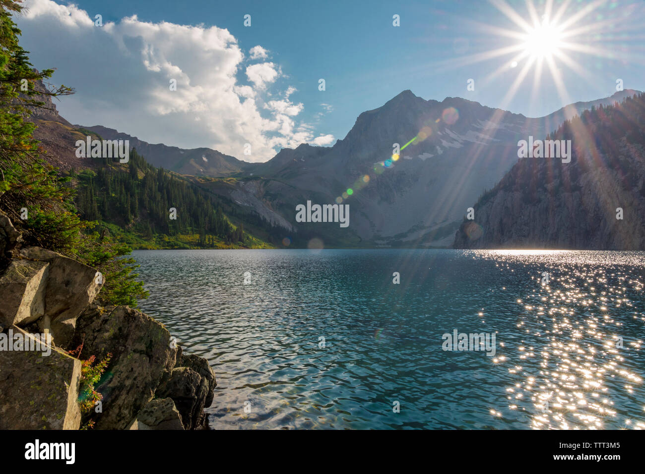 Malerischer Blick auf den See gegen Berge im Wald während der sonnigen Tag Stockfoto