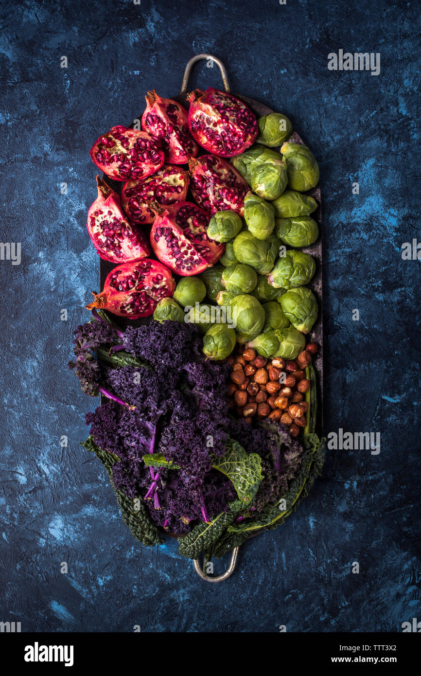 Ansicht von oben von Kales mit Rosenkohl und Granatäpfel in Fach Stockfoto