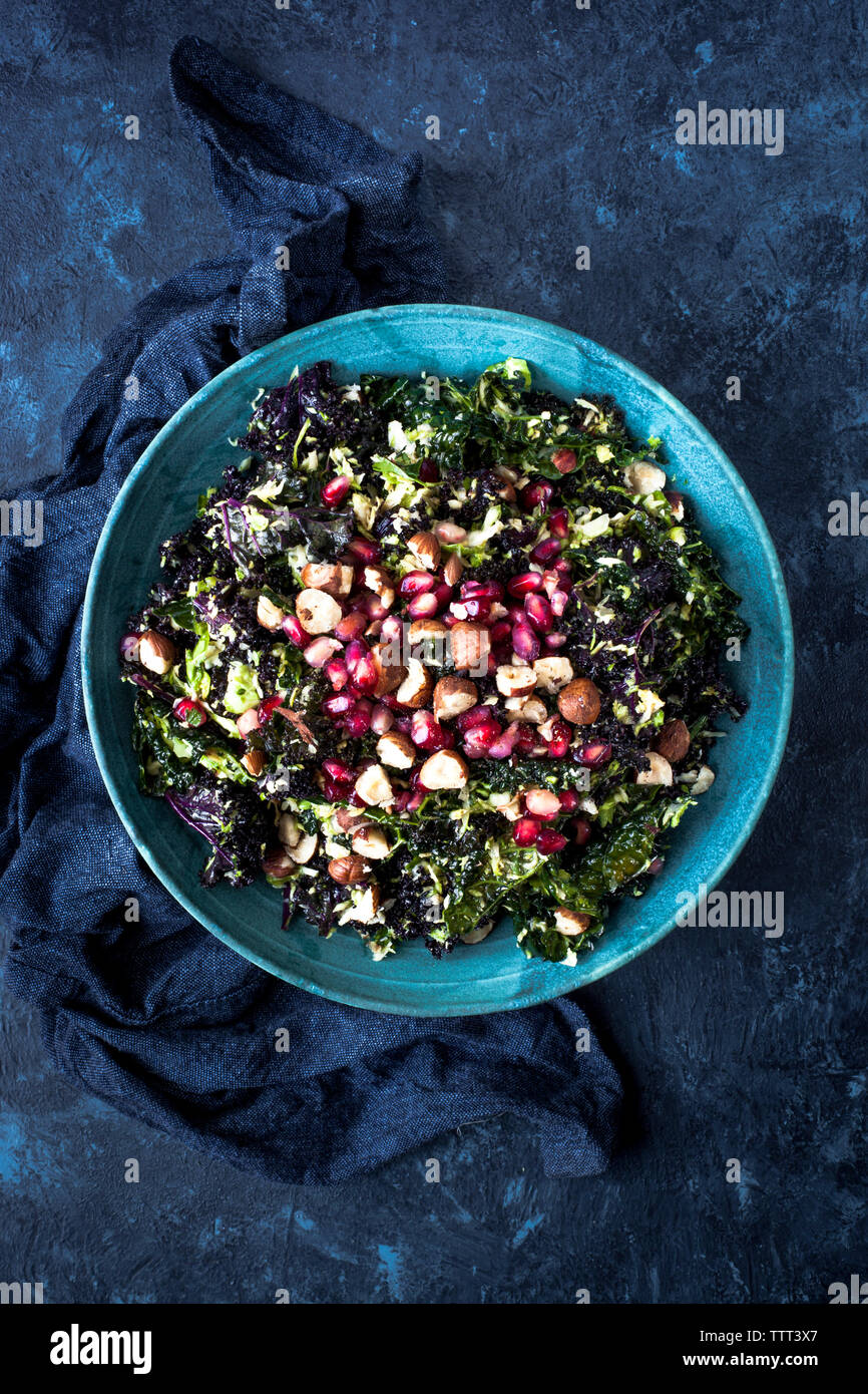 Ansicht von oben der Salat in der Platte mit Serviette auf dem Tisch Stockfoto