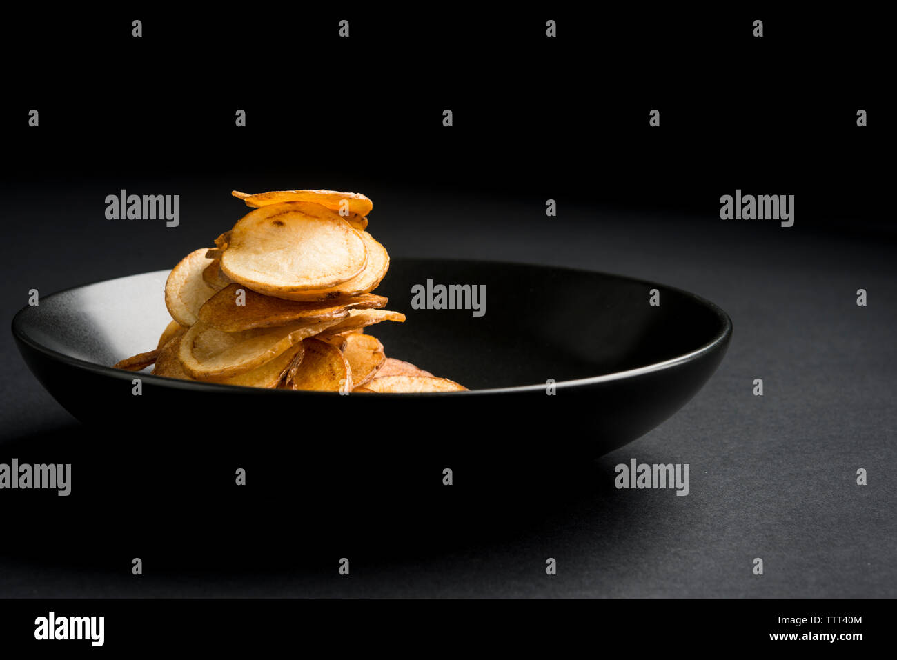 In der Nähe von Kartoffelchips in der Platte auf dem Tisch Stockfoto