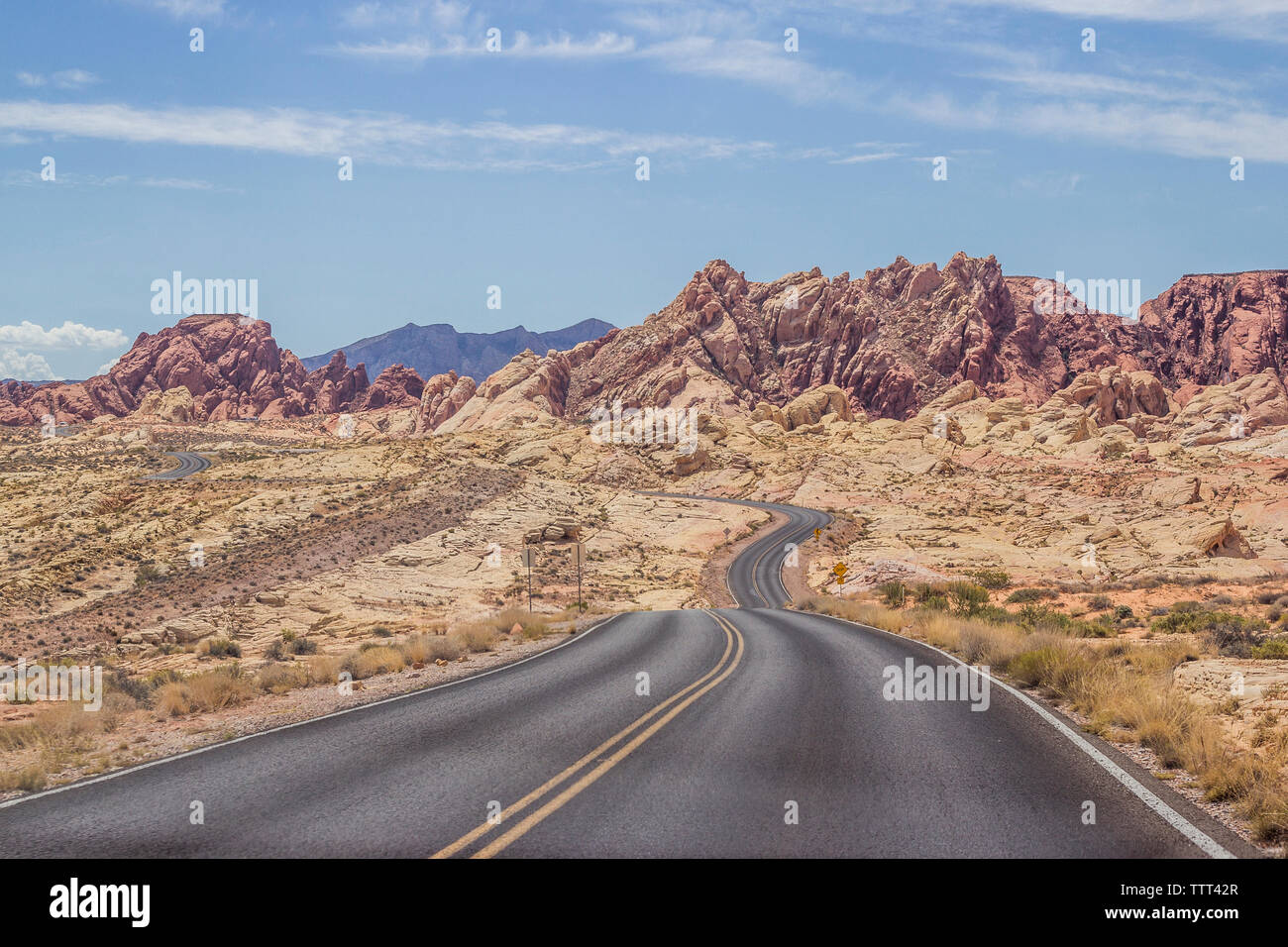 Malerischer Blick auf leere Straße inmitten von Bergen gegen Sky Stockfoto