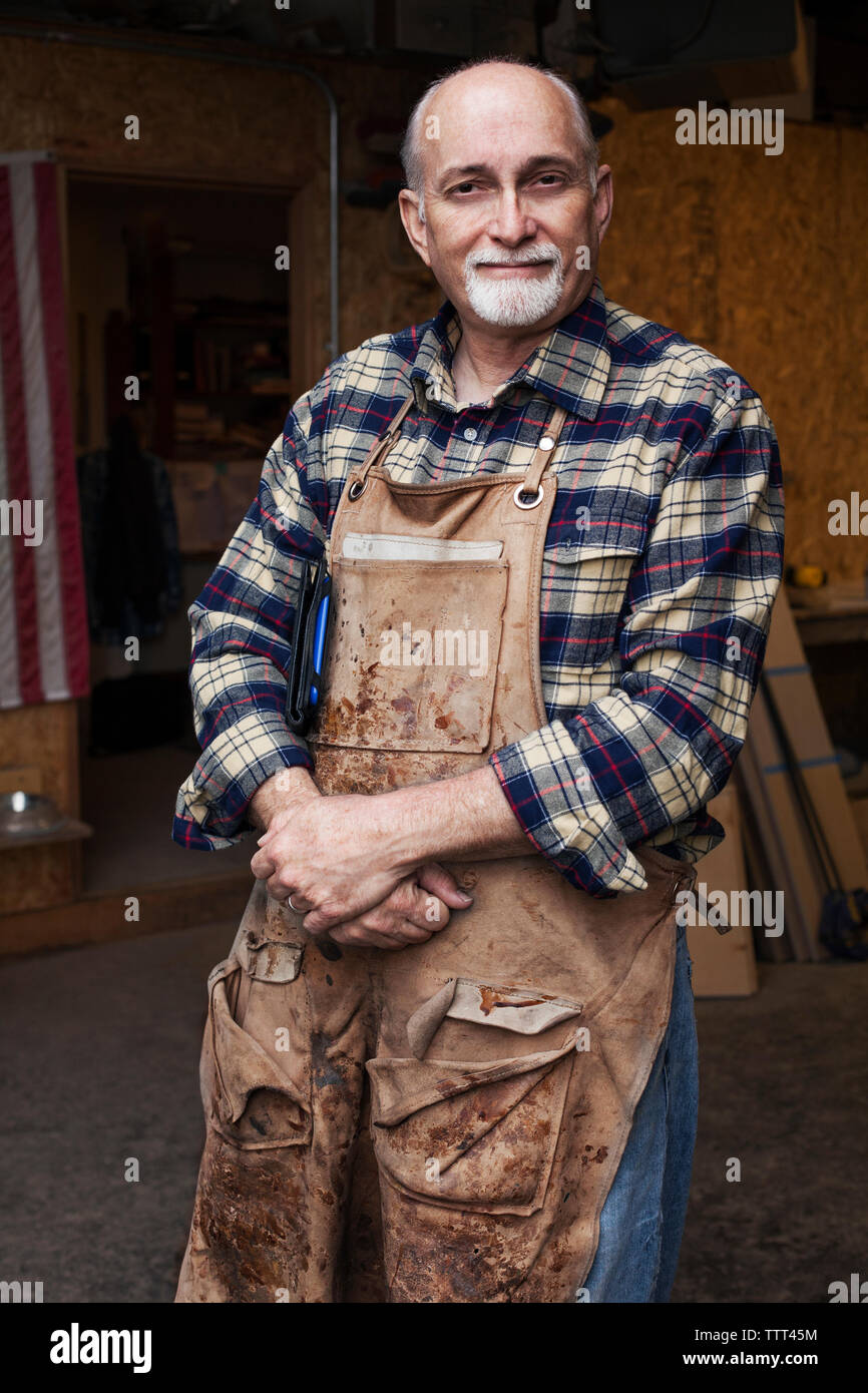 Zuversichtlich senior Handwerker, außerhalb der Werkstatt Stockfoto