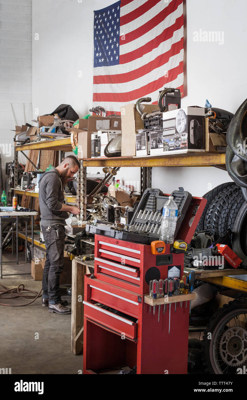 Arbeiter in der Werkstatt arbeiten Stockfoto