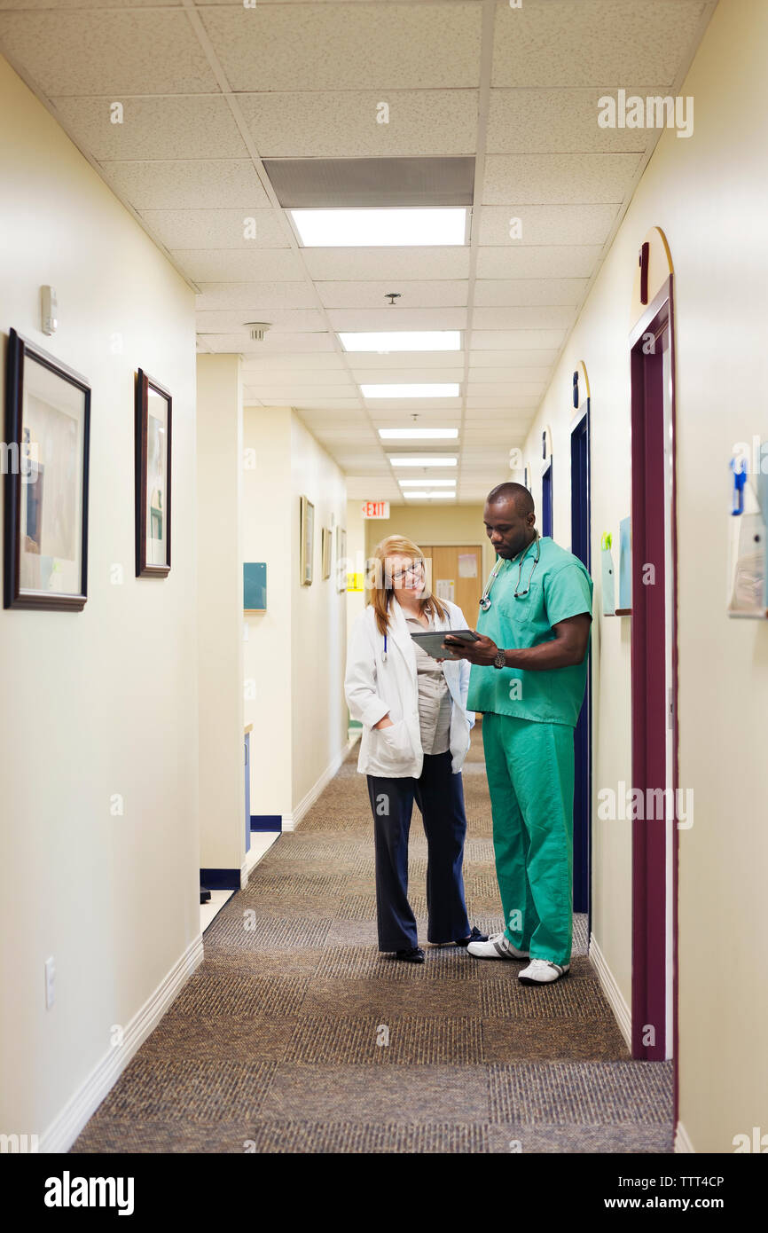 Ärzte diskutieren, während im Flur stehend Stockfoto