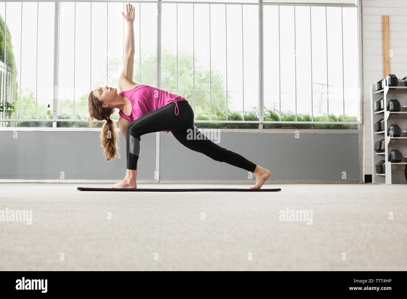 Frau praktizieren Yoga im Fitness-Studio Stockfoto