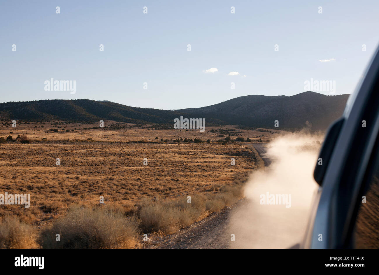 Rauch, der aus dem Auto auf der Landstraße Stockfoto