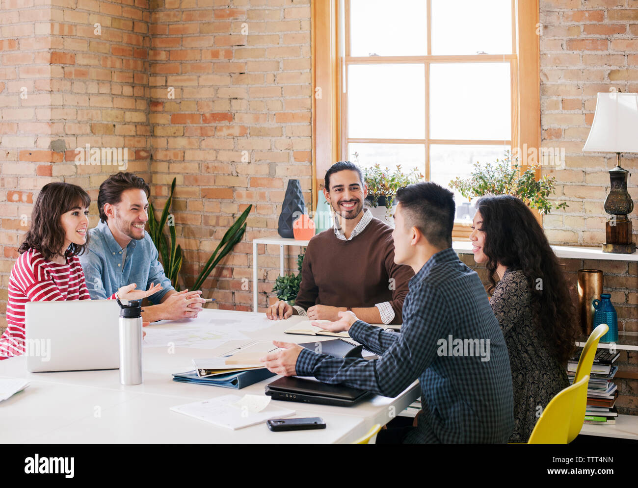 Happy business Menschen am Schreibtisch sitzen während der Sitzung im Büro Stockfoto