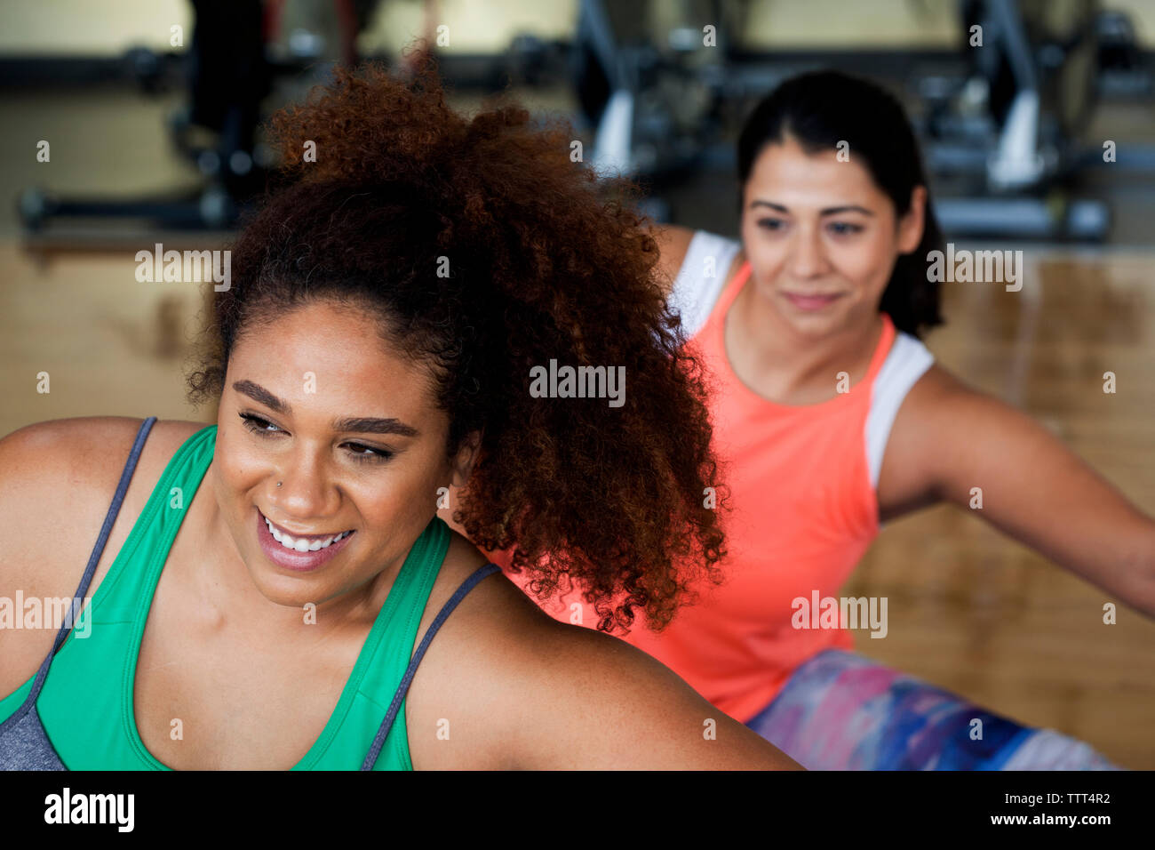 Übergrößen Frauen trainieren im Fitnessraum Stockfoto