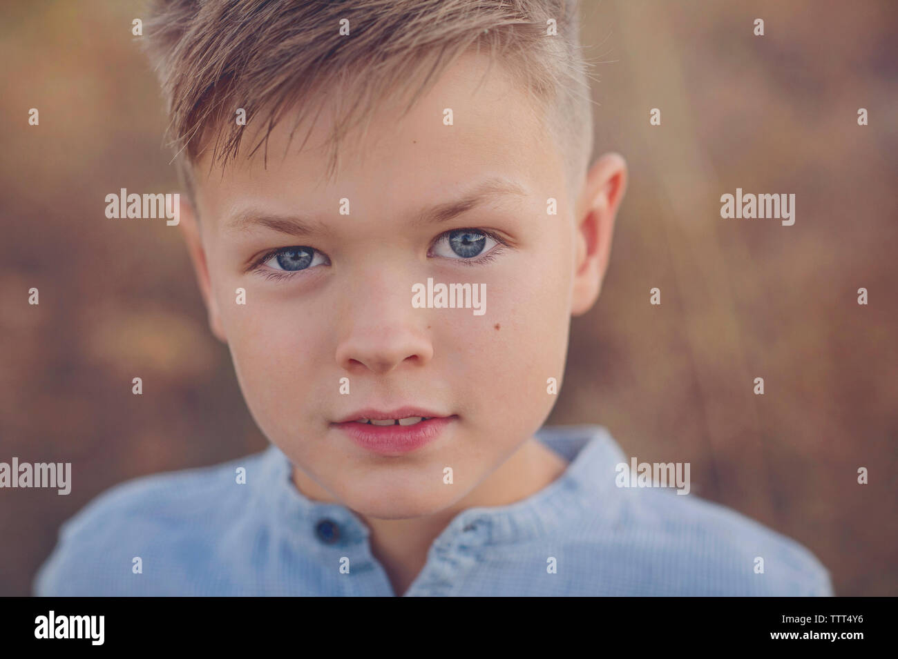 Porträt der jungen mit blauen Augen auf Feld Stockfoto