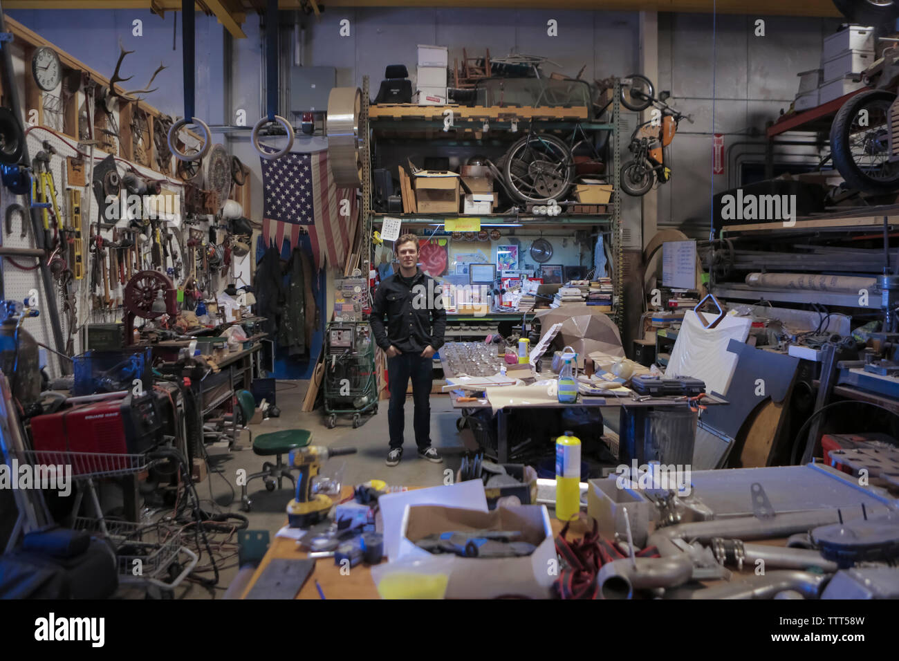 Portrait von Ingenieur mit Händen in den Taschen in der Automobilindustrie stehen Stockfoto