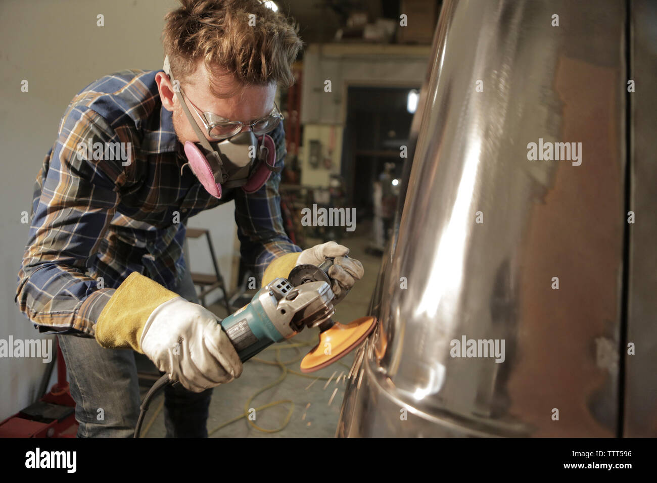 Ingenieur polieren beschädigt Van mit Winkelschleifer in der Factory Stockfoto