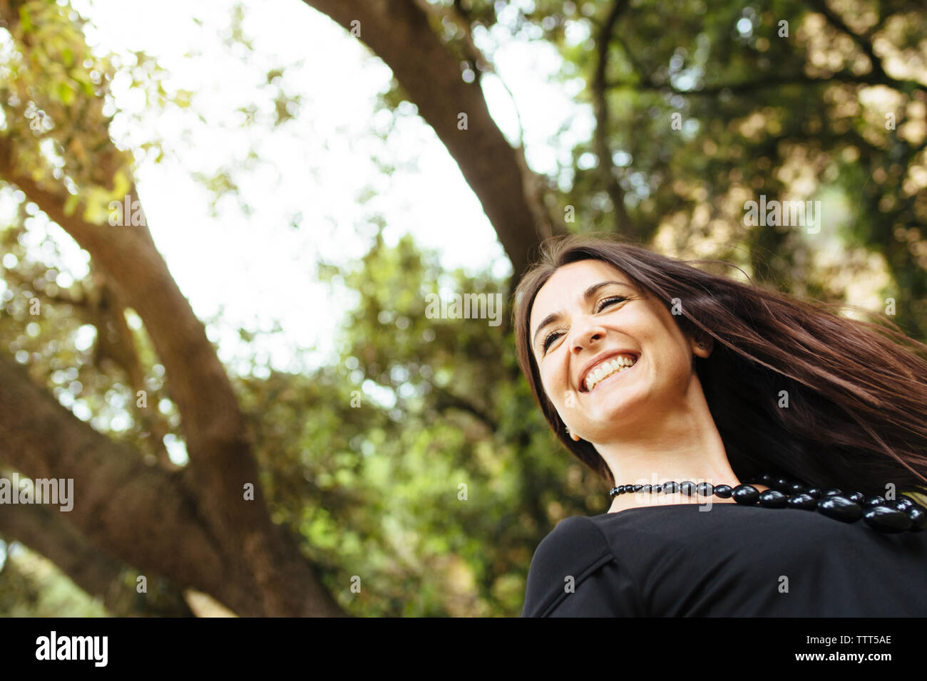 Nahaufnahme der fröhliche Frau im Wald Stockfoto