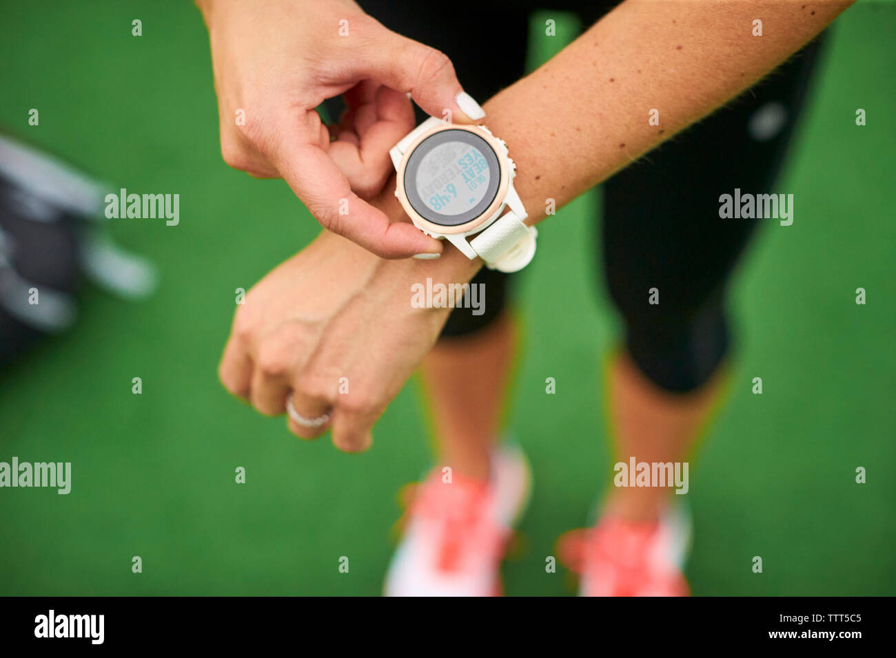 Nahaufnahme einer Frau Controlling ihre Fitness Watch. Stockfoto