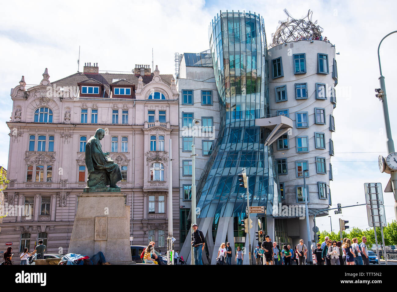 Die Nationale Nederlanden Gebäude, bekannt als die "Tanzenden Haus" oder manchmal "Fred und Ginger", ist eine der bedeutendsten Sehenswürdigkeiten in Prag Stockfoto