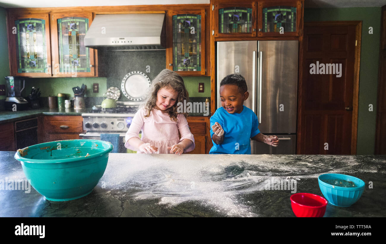 Kinder, die ein Chaos in der Küche Stockfoto