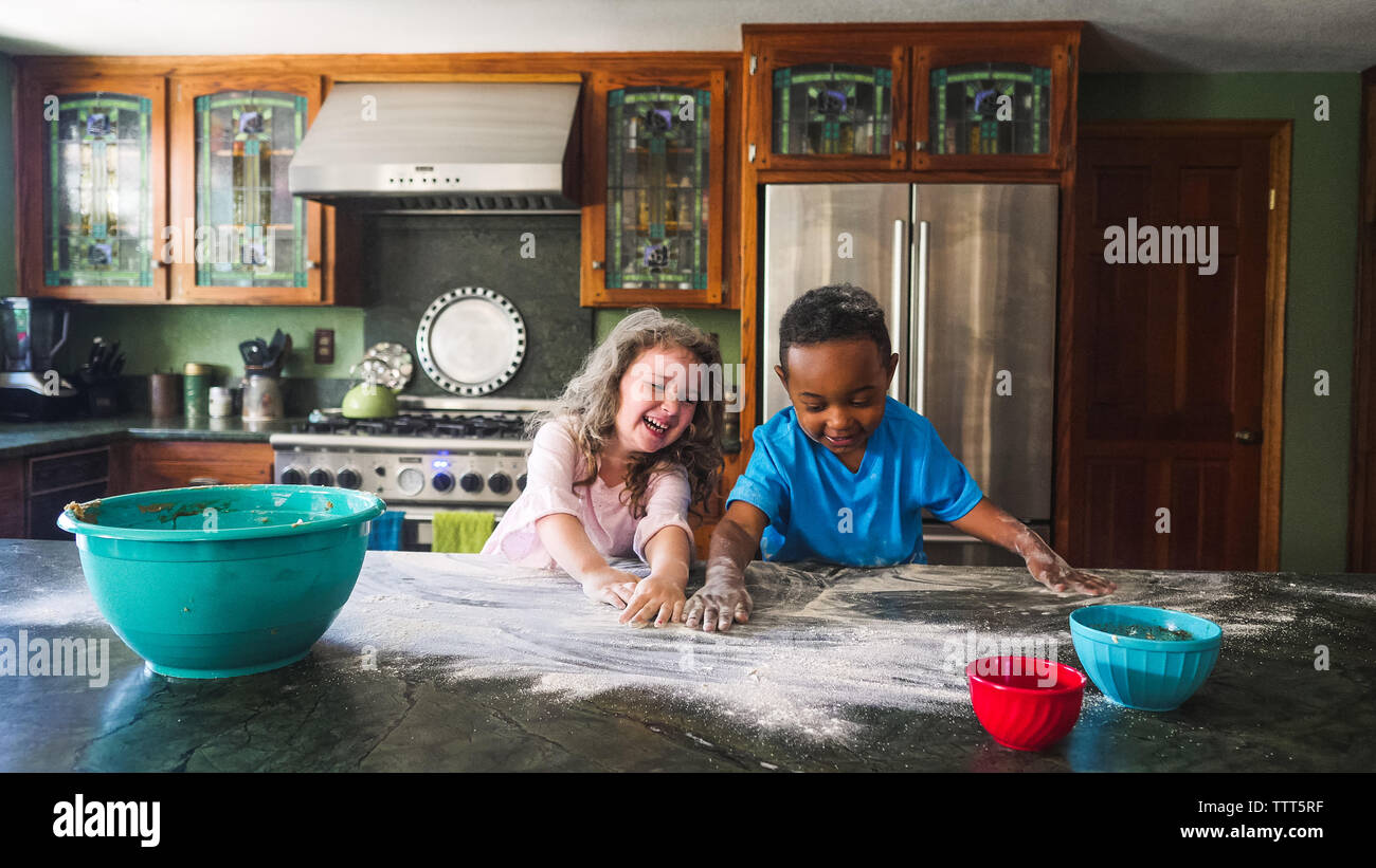 Kinder, die ein Chaos in der Küche Stockfoto