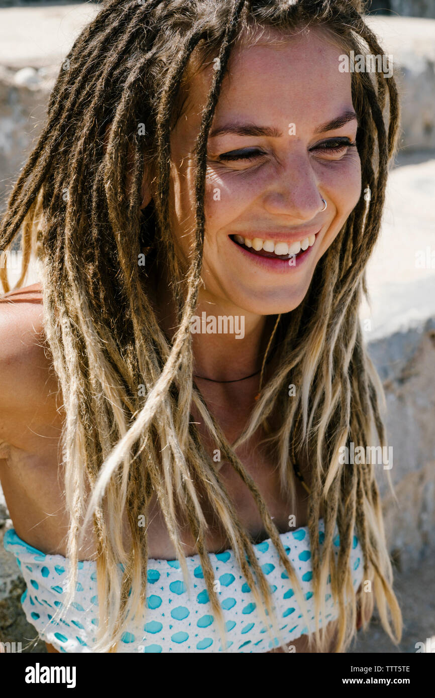Close-up fröhliche junge Frau mit Dreadlocks Stockfoto
