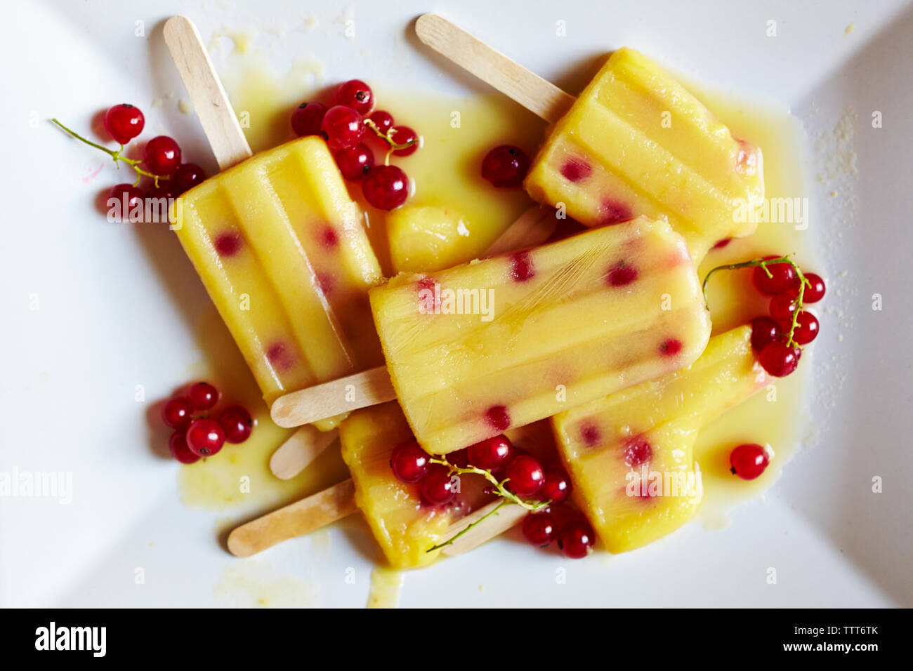 Close-up Eis gewürzt mit roten Johannisbeeren in Container Stockfoto