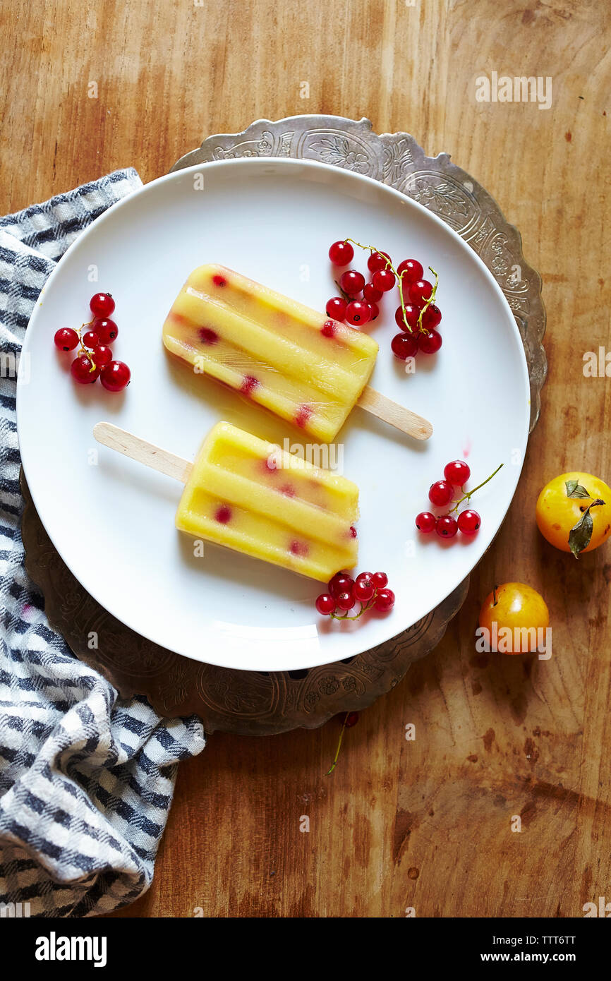 Close-up von Aromatisierten Eis in der Platte auf dem Tisch Stockfoto