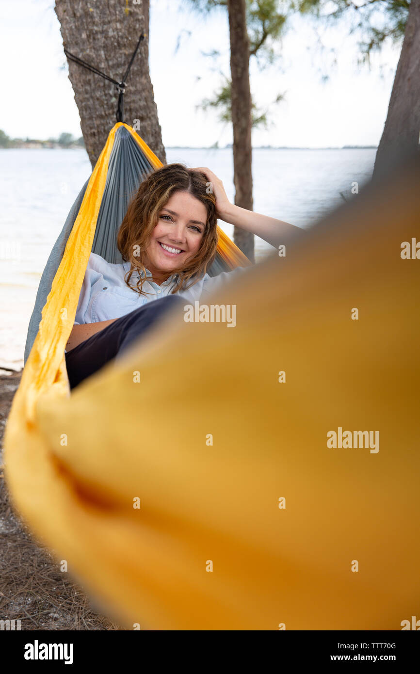 Junge brünette Frau entspannen auf einer Hängematte entlang der Küste von Florida. Stockfoto