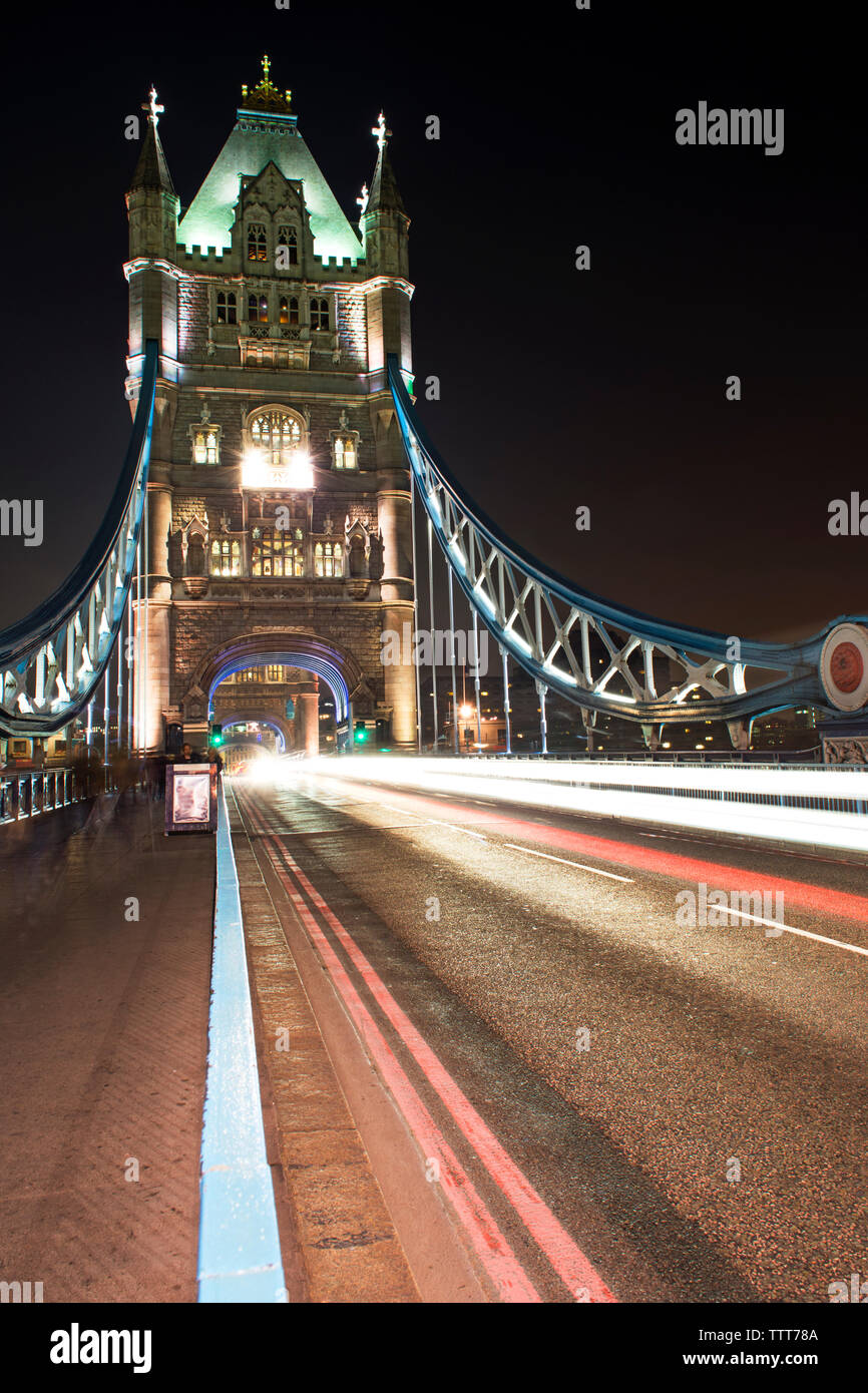 Leichte Wanderwege an der Tower Bridge bei Nacht Stockfoto