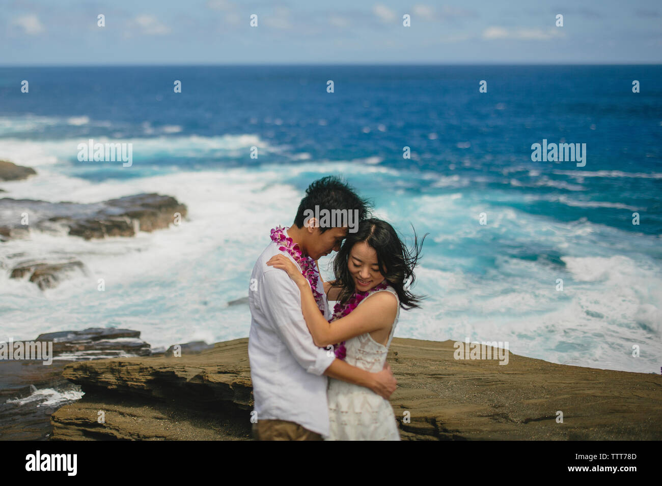 Romantisches Paar am Strand gegen Sky Stockfoto