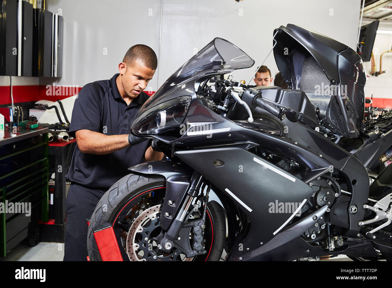 Arbeiter, die Motorräder in der Fabrik herstellen Stockfoto