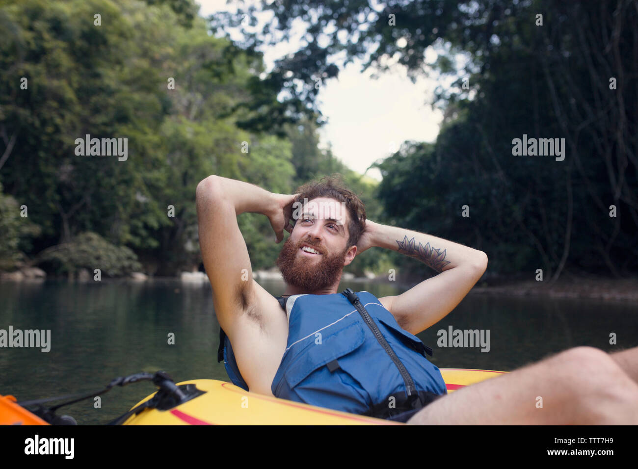 Mann auf einem Fluss Rohr Stockfoto