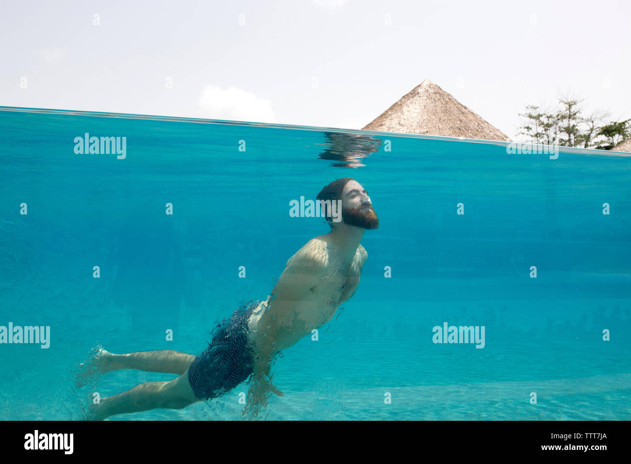 Man schwimmt in Glas pool im Urlaub Stockfoto