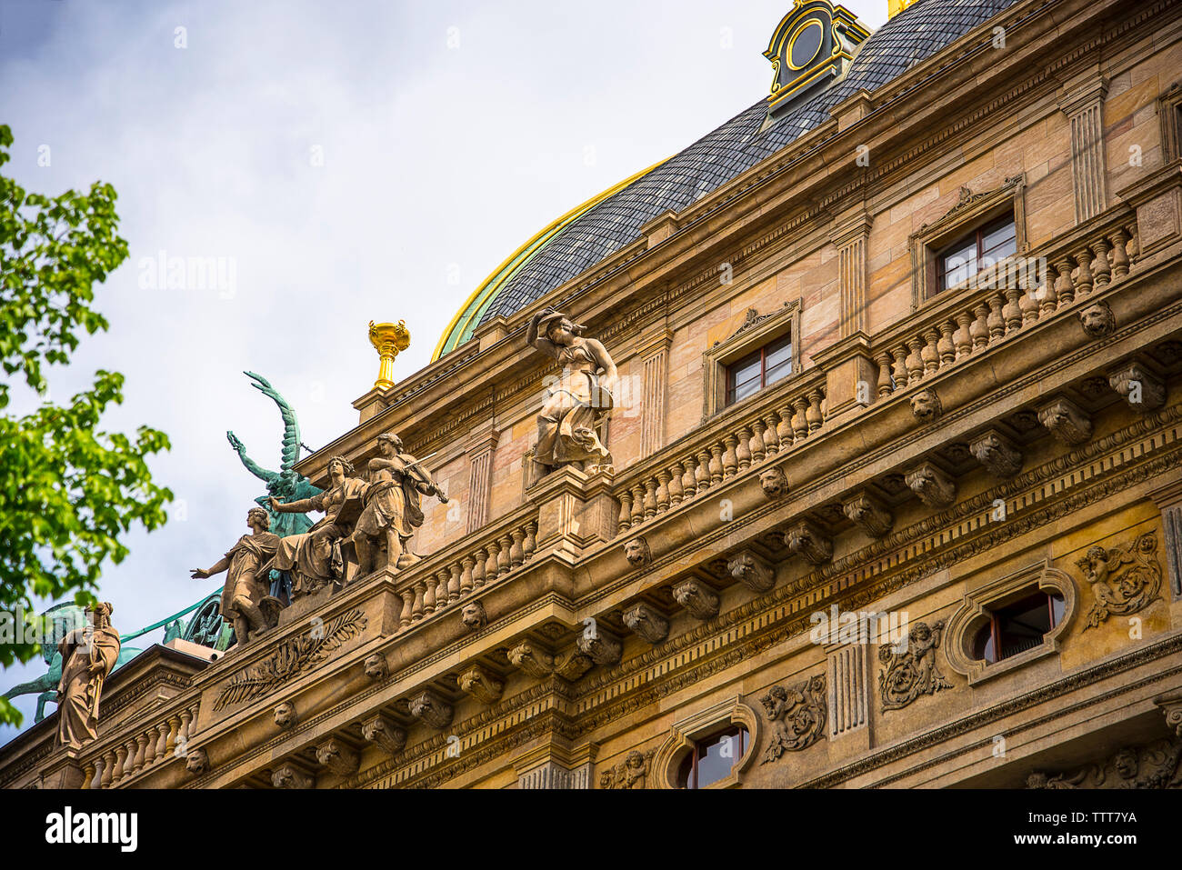 National Theater Prag von der Moldau in Prag, die Hauptstadt der Tschechischen Republik ist das nationale Denkmal der tschechischen Geschichte und Kunst. Stockfoto