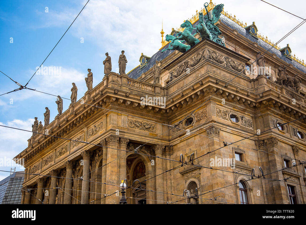 National Theater Prag von der Moldau in Prag, die Hauptstadt der Tschechischen Republik ist das nationale Denkmal der tschechischen Geschichte und Kunst. Stockfoto