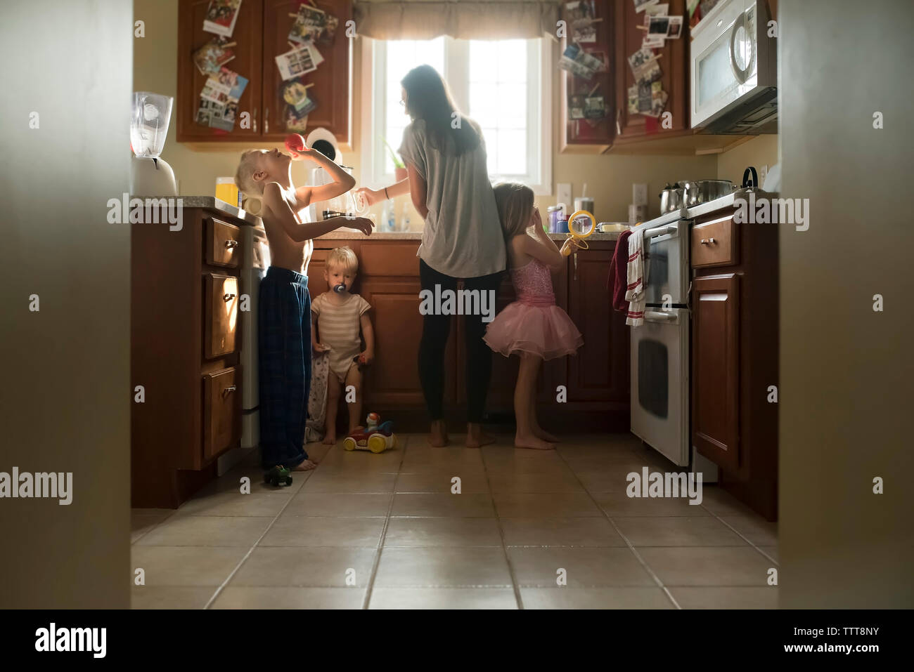Mittelteil der Ärzte holding newborn baby boy in Krippe am Krankenhaus Stockfoto