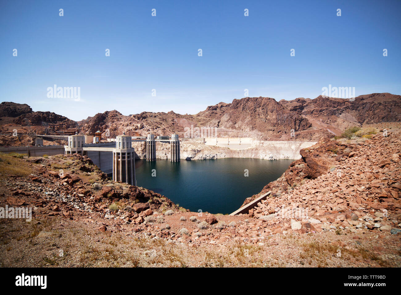 Malerischer Blick auf den Hoover Damm gegen blauen Himmel Stockfoto