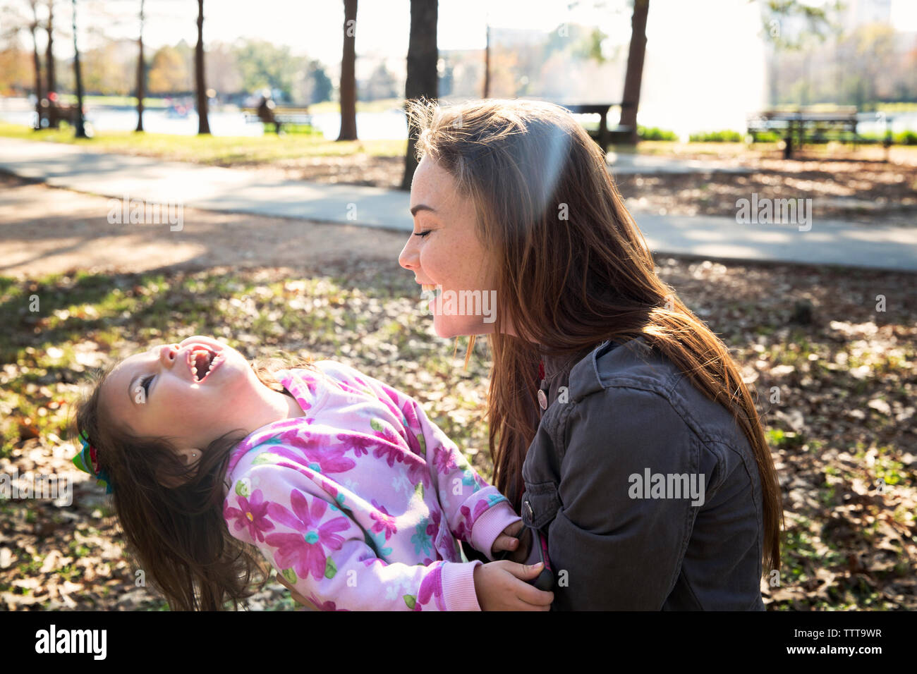 Fröhliche Mutter und Tochter im Park genießen. Stockfoto