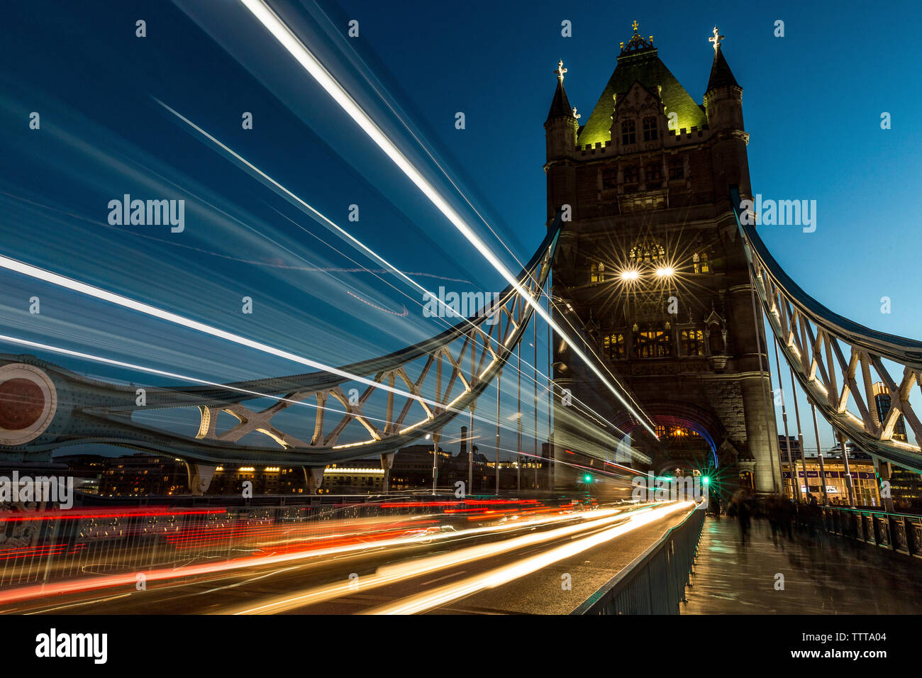 Blick auf leichte Spuren am Tower Bridge anhand klarer Himmel bei Nacht Stockfoto