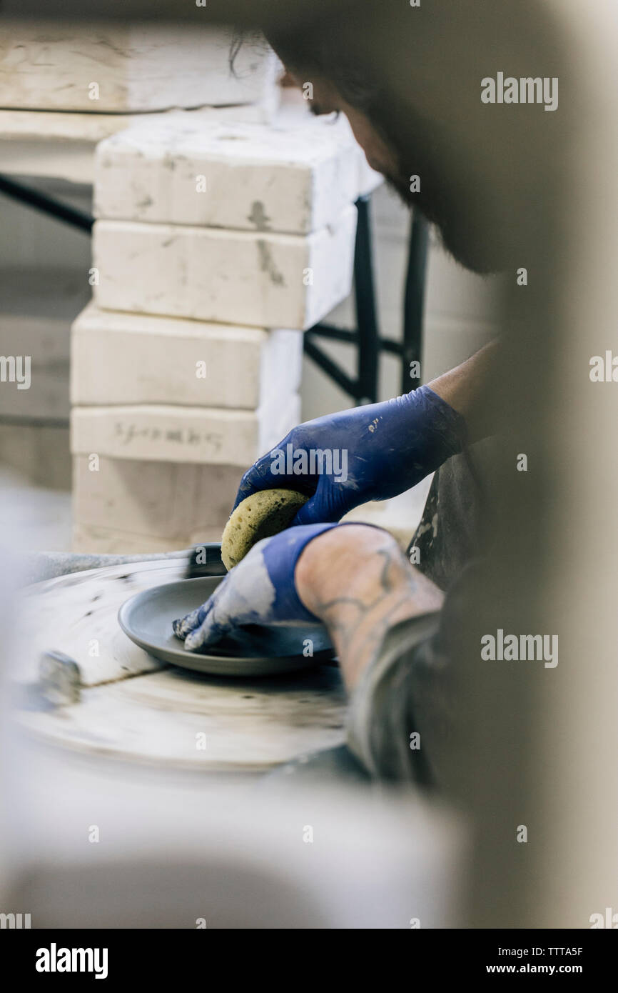 Close-up des Handwerkers mit Keramik Rad während in art Studio arbeiten Stockfoto
