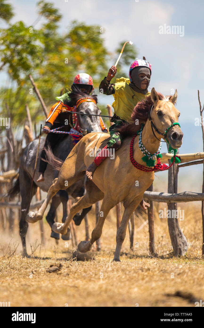 Kinderjockeys in traditionellen Pferderennen konkurrierenden Stockfoto