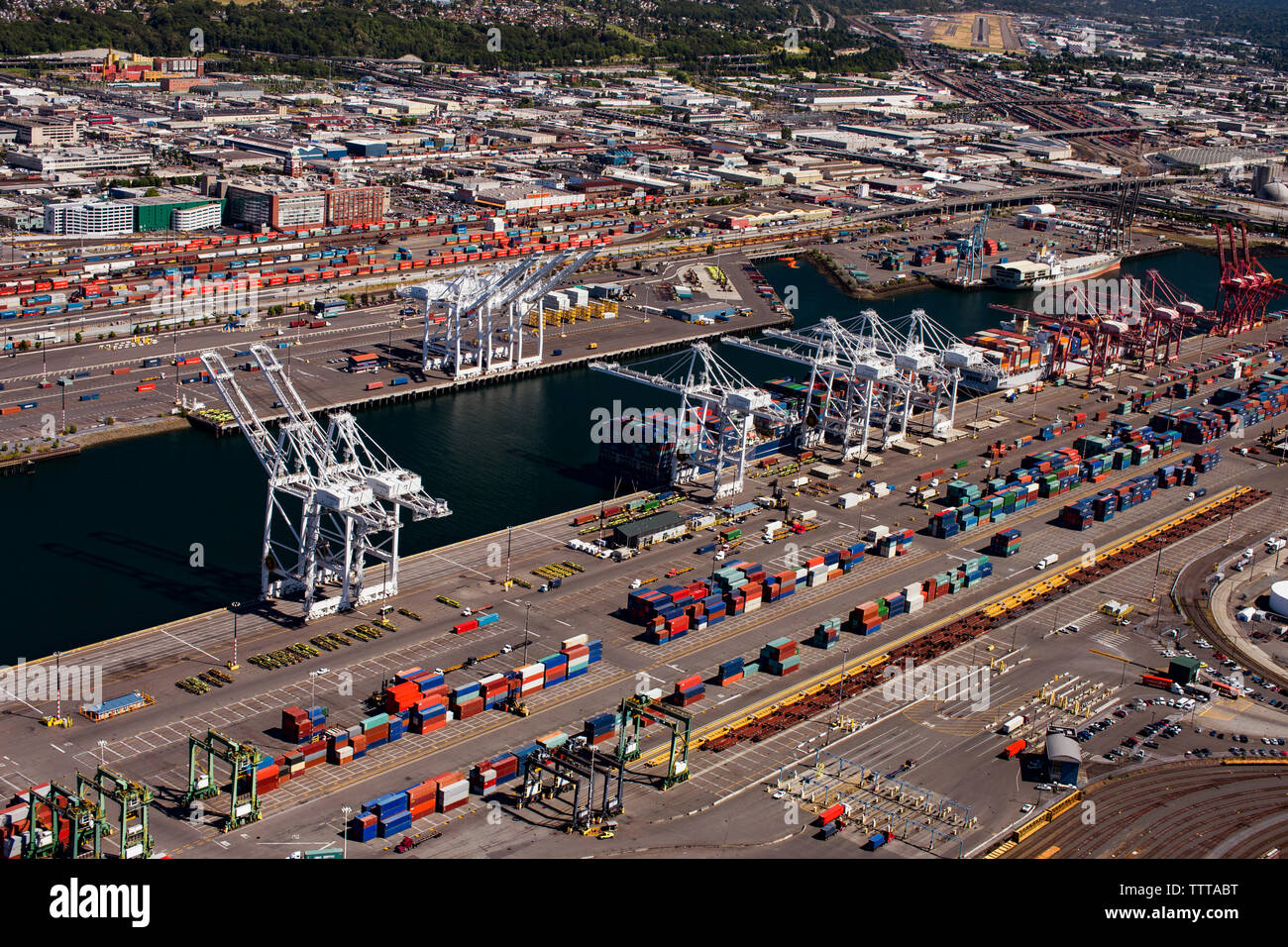 Luftaufnahme von Frachtcontainern und Krane an gewerbliche Dock Stockfoto