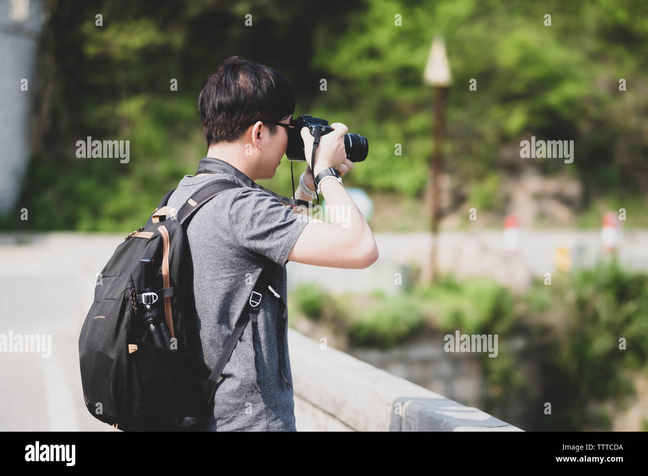 Unspezifische Mann mit einer Kamera in den Händen Spaziergänge rund um die Stadt und Fotografien der Stadt und der Bevölkerung für die Nachrichten. Stockfoto