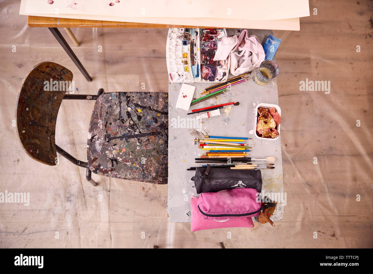 Hohe Betrachtungswinkel der Kunst und Handwerk Ausrüstung auf Tisch mit Stuhl Stockfoto
